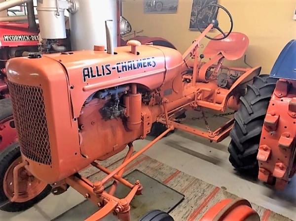 Veterantraktor - Allis-Chalmers - B. 1952. L 7348. Bensin. Med hydraullyft. Blästrad samt lackad. Ve...